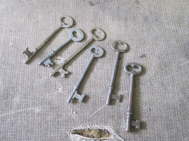 BUNCH OF OLD SKELETON KEYS $5.00 EACH ARTS & CRAFTS in Arts & Collectibles in Winnipeg