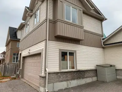 Coach House / Carriage Laneway Home Move in anytime! Freshly painted and carpets shampoo cleaned!! 5...
