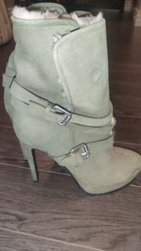 Women's boots 8
