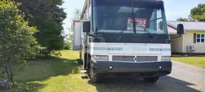 36 Ft. V10 Ford Triton motorhome, 6500 Onan on-board generator, 2 new front tires in 2025, back tire...