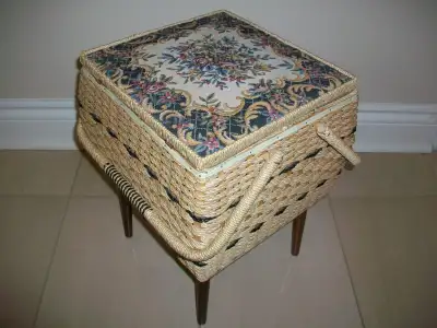 Panier à couture en osier Singer sur pattes en bois amovibles, View more