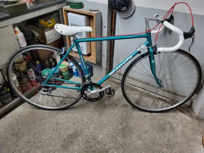 Velo de course Bianchi 12 vitesses roues 700c cadre 19po, View more