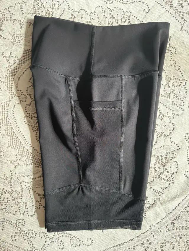 Aerie Woman’s High-Waisted Shorts (M) In excellent condition!! in Women's - Bottoms in City of Toronto - Image 4