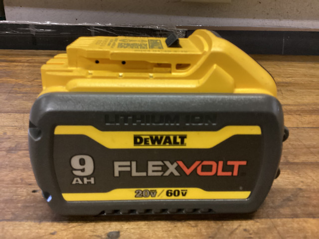 1 - DEWALT 20v/60v FLEXVOLT 9.0 AH BATTERY in Power Tools in Barrie - Image 4