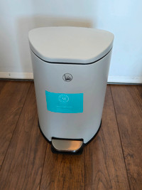 PEDAL BIN 12L(3.1 gal), SOFT CLOSE. Excellent condition