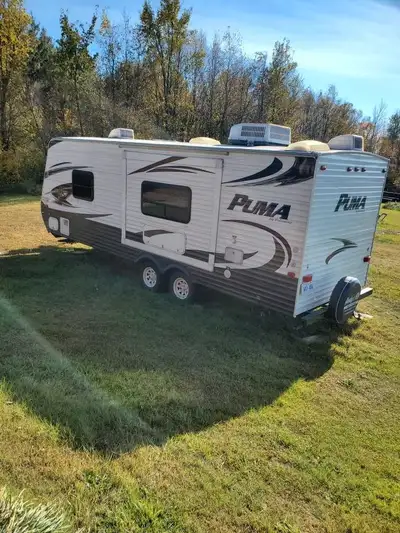 Puma by Palomino 2014 Model 22RB Sleeps 4 Size 26 ft. Phone 613 267 1119