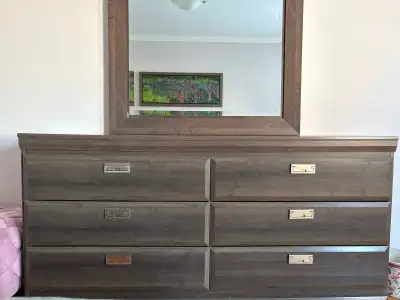 Mobilier de chambre à coucher!   Lit Queen, View more