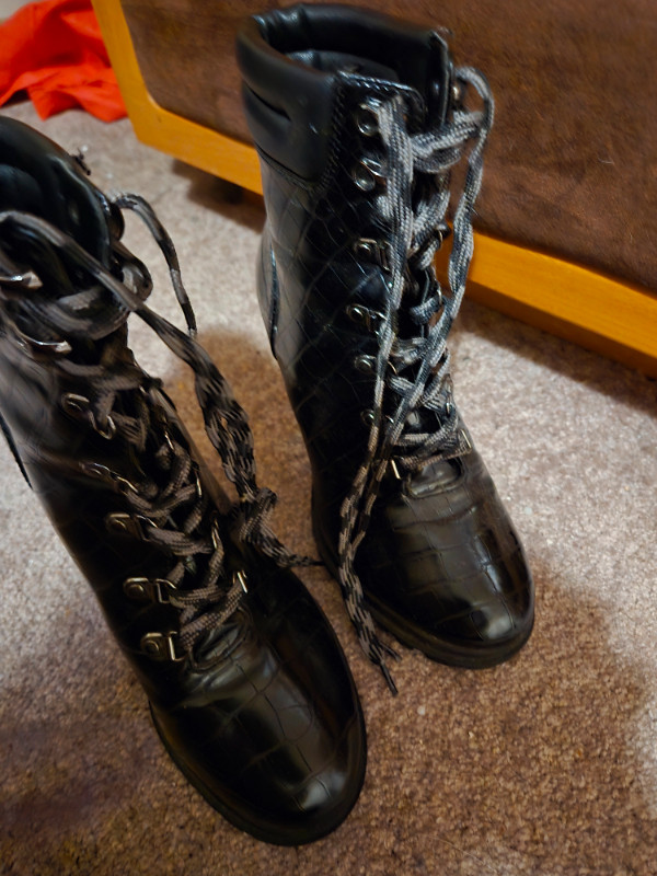 Black women boots in Women's - Shoes in Barrie - Image 2