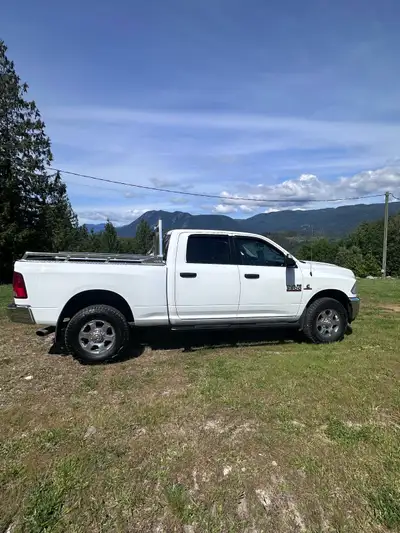 This 2018 Ram 3500 SLT is a powerful 4x4 heavy-duty pickup truck in good condition, 6.7L Cummings I-...
