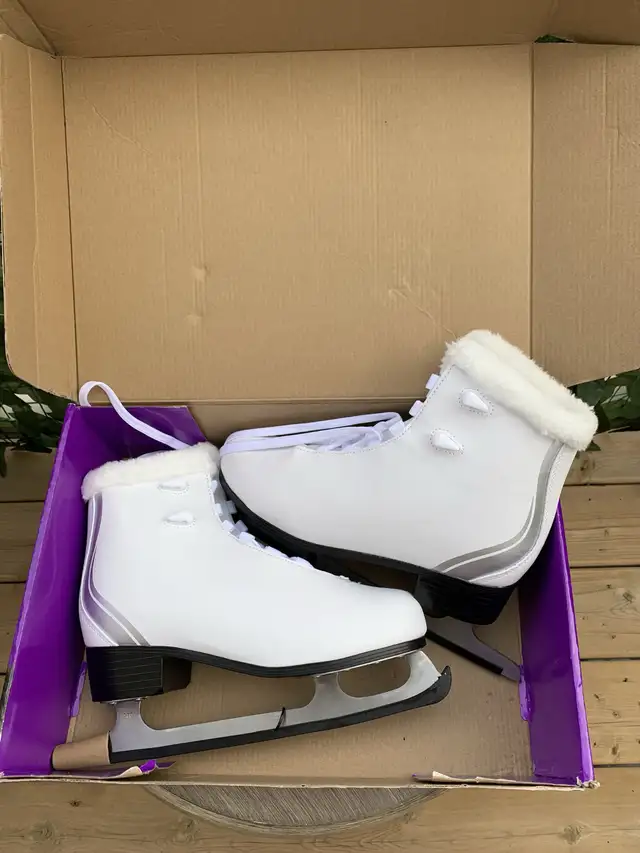 NEW FIGURE SKATES Women's Shoe Size 10 / 10.5 BRAND NEW in Skates & Blades in Oakville / Halton Region - Image 8
