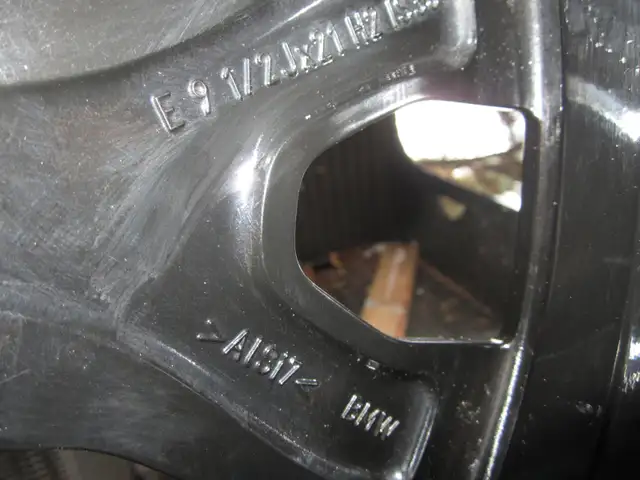 Next to new BMW X7 Oem black 21" winter snow wheel kit style 752 in Tires & Rims in Oakville / Halton Region - Image 8