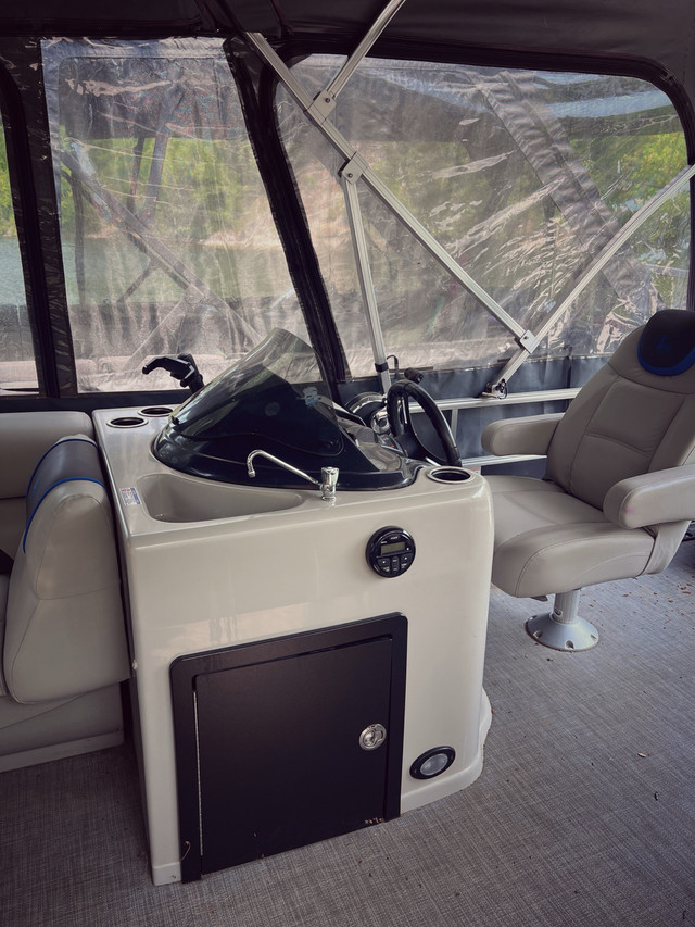 2018 Legend Pontoon 21 ft. + 90HP + 2 axel galvanized trailer in Powerboats & Motorboats in Gatineau - Image 4