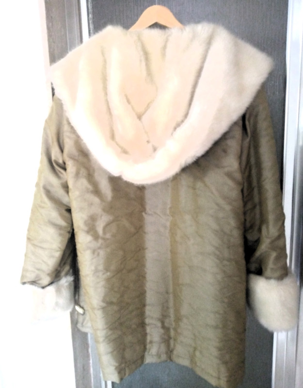 Hooded winter jacket in Women's - Tops & Outerwear in Markham / York Region - Image 2