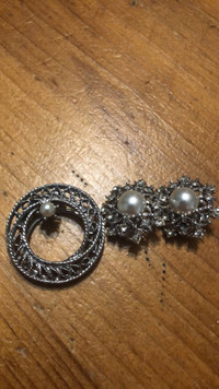 Vintage earring and brooch set.
