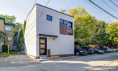I am offering this stunning, contemporary detached studio laneway house that is in excellent, nearly...