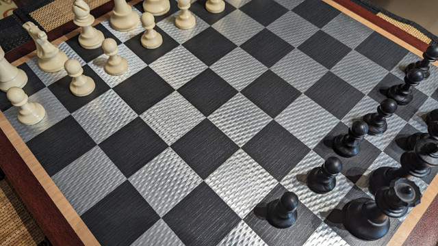 01-Magnifique  jeu   d'échecs. dans Jouets et jeux  à Laval/Rive Nord - Image 4