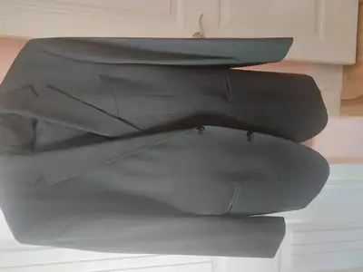 Hugo Boss suit approx.size 42 try it on to see if it fits !, View more