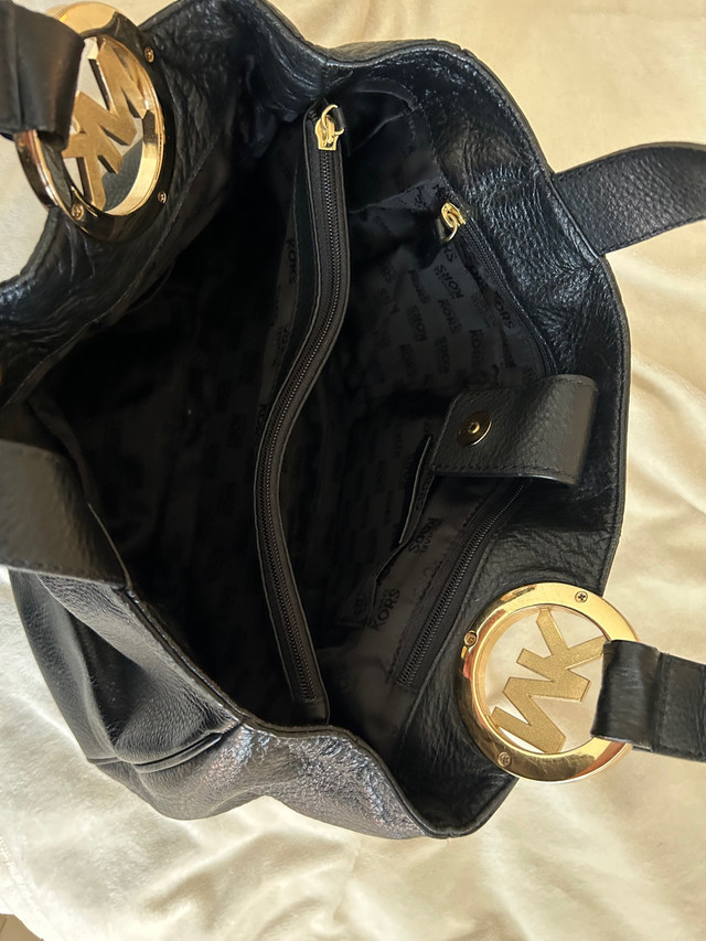 Superbe sac noir en cuir véritable Michael Kors dans Femmes - Sacs et portefeuilles  à Laval/Rive Nord - Image 2