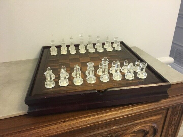 Vintage Retro Complete Frosted And Clear GLASS CHESS SET In Wood in Arts & Collectibles in Mississauga / Peel Region - Image 2