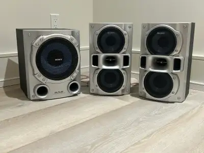 Upgrade your home audio setup with this pre-owned Sony speaker set, featuring a pair of SS-RG490S 3-...