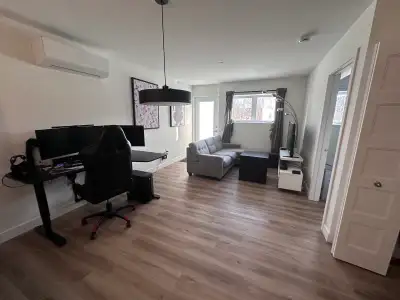Ce magnifique appartement 3 1/2 lumineux et moderne est disponible à la location. Offrant un aménage...