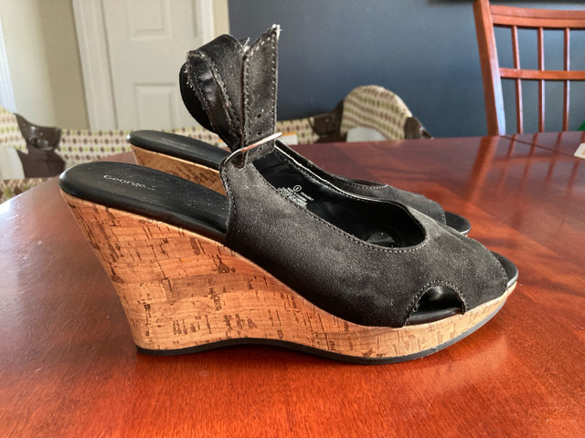 Sandales noires et beiges dans Femmes - Chaussures  à Laval/Rive Nord