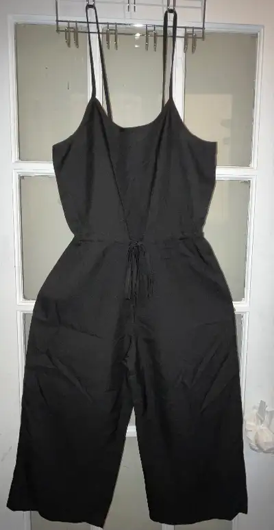 Combinaison à bretelles noire (femmes) / Black strap jumpsuit., View more