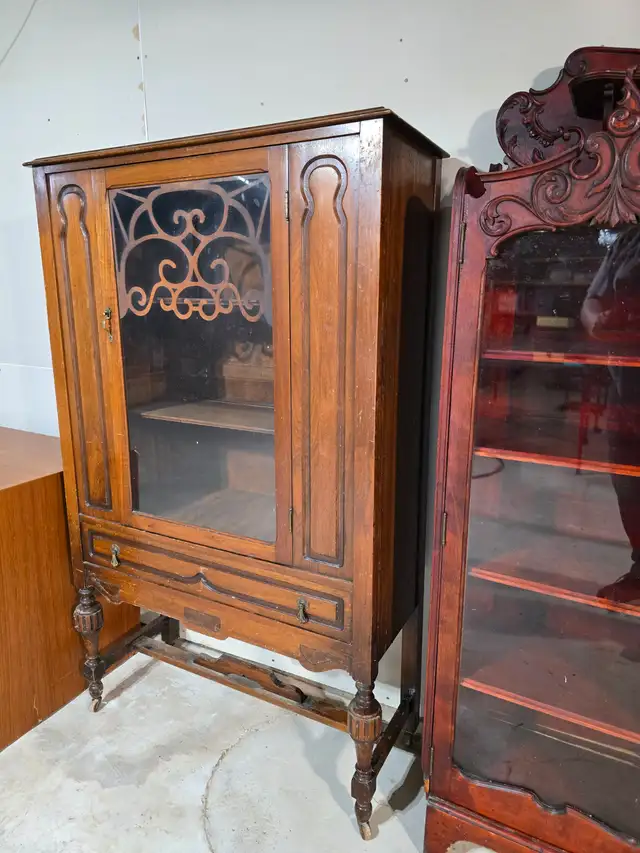 Jacobian style walnut china cabinet 1930s in Hutches & Display Cabinets in Ottawa - Image 5