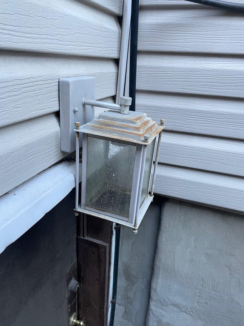 Free outdoor light fixture, bulb not included Free Stuff City of