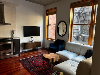 Prestigious and quiet building in Old Montreal. Available immediately.