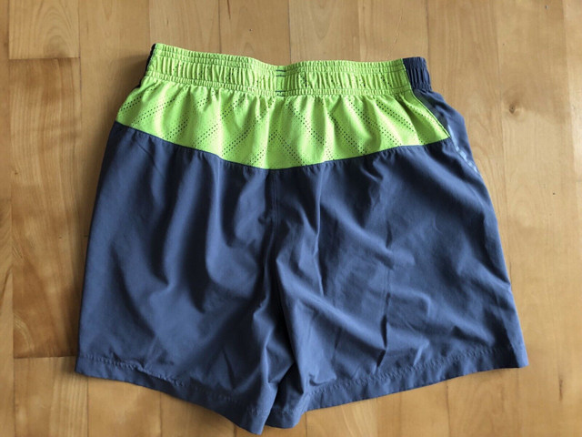 Short de course a pied under armour medium homme gris et jaune dans Hommes  à Longueuil/Rive Sud - Image 2