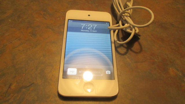 Apple iPod touch 4th Generation 16 GB Model: A1367 (White) in iPods & MP3s in St. Catharines - Image 3