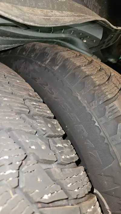 4 pneus 225 65 17 pour Dodge Grand Caravan 2016 sur rims installé et balancé utilisé 1 hiver seuleme...
