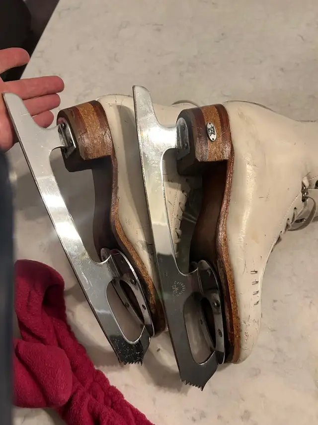 Women’s Quality figure skates 7.5 in Skates & Blades in Guelph - Image 6