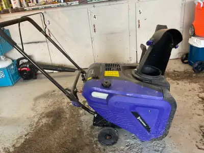 Frontier gas snow blower (sold & supported by John Deere), used twice, 21 inch wide, single stage (m...