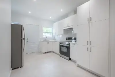 Appartement récemment rénové de 3 chambres et 2 salles de bain à Verdun ! À quelques pas de la stati...