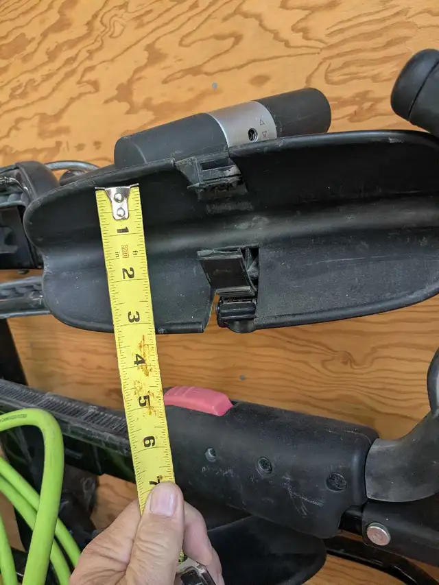 Yakima holdup mount hitch tray bike rack in Other in Kingston - Image 5