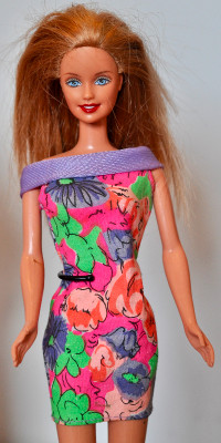 Plusieurs poupées Barbie beaux vêtements et souliers a 3$ ch.