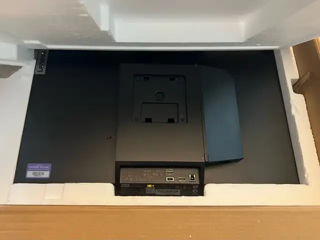 Lenovo ThinkCentre Tiny‑in‑One 27″ (TIO27) – WQHD IPS, Webcam, E in Desktop Computers in City of Montréal - Image 3