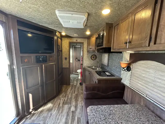 Living quarters horse trailer  in Equestrian & Livestock Accessories in Vanderhoof - Image 10