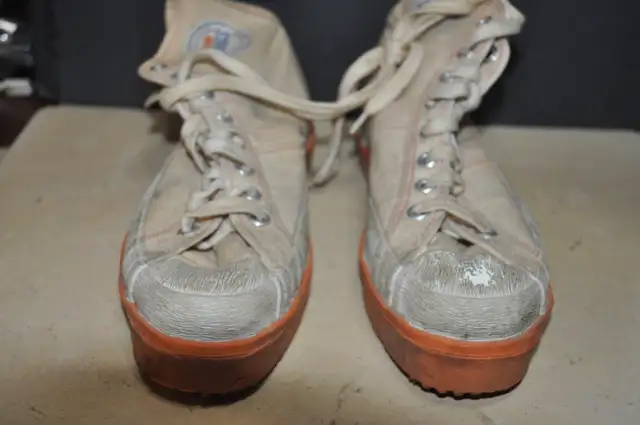 ACTON Wings Broomball sponge Sneakers shoes size 6 vintage Canad in Arts & Collectibles in Victoriaville - Image 2