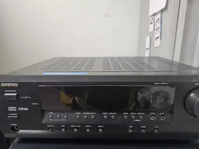 Découvrez cet ensemble audio Onkyo, comprenant un récepteur AV HT-R340 et un système de haut-parleur...