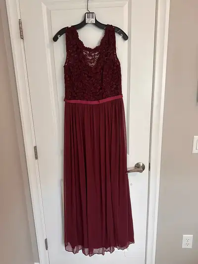 Selling a David’s Bridal wine-coloured lace bridesmaid dress in size medium (8-10). This elegant dre...