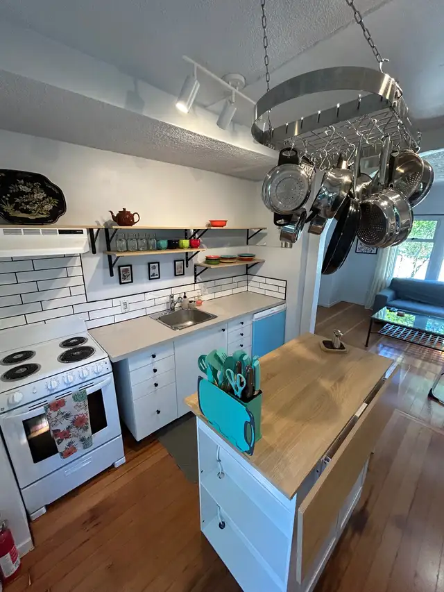 Fairfield Cottage Fully Furnished/All Utilities Included in British Columbia in Canada - Image 4