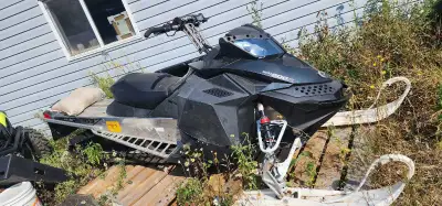 1700 km on motor 163 track Reverse Pull start,electric start Possible trades for w.h.y It's snowing,...