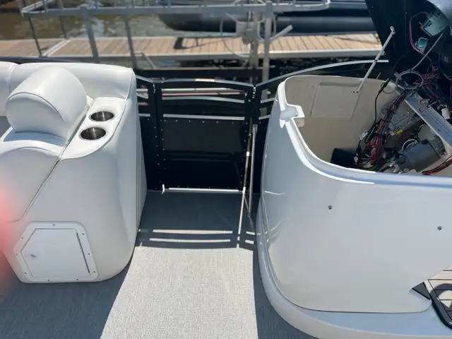 JC Pontoon in Powerboats & Motorboats in Barrie - Image 6