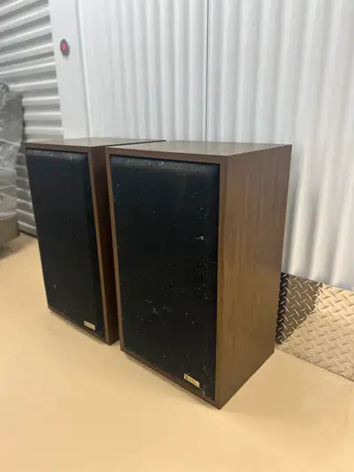 These vintage Design Acoustics bookshelf speakers deliver clear and robust sound for any audio setup...