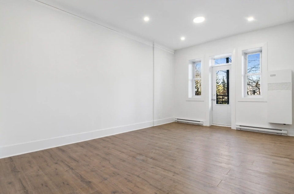 X-Large 1 bed, 1 bath fully renovated near Villa Maria Metro 3
