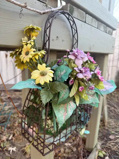 Unique iron metal purse basket, perfect for displaying flowers or other decorative items. The basket...