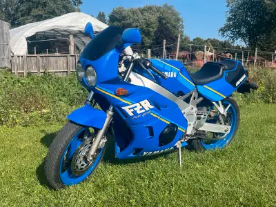 Survivor JDM bike, yamaha fzr 400 1WG , good condition , new tire. I ship canada !
